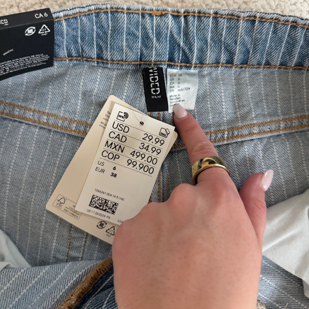 FINAL PRICE BEFOFE DONATION-
H&M High denim short - Picture 3 of 5